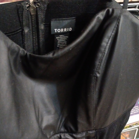 Sleek Black Strap Faux Leather Padded Top - Picture 2 of 3